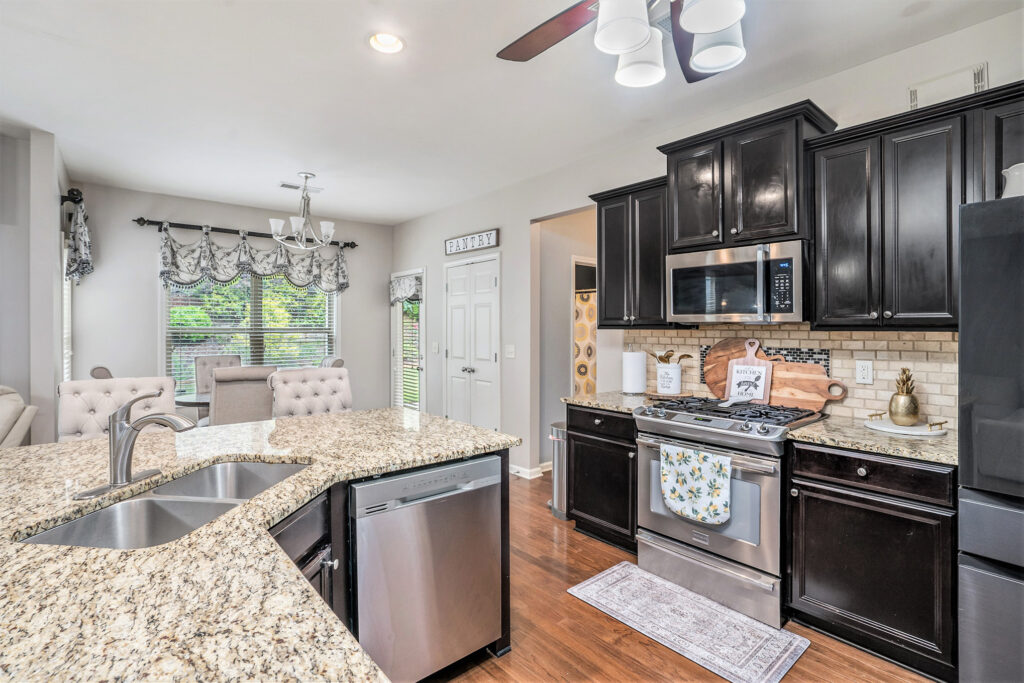 011_230_haleys_court_0010_813