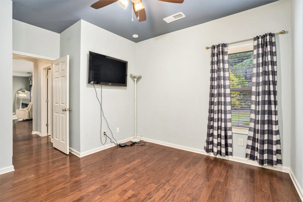 012_230_haleys_court_0028_826